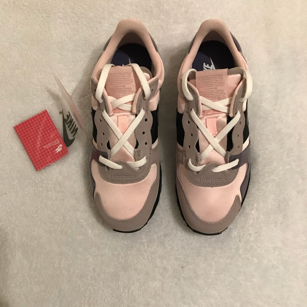 Women Nike v-Love ox